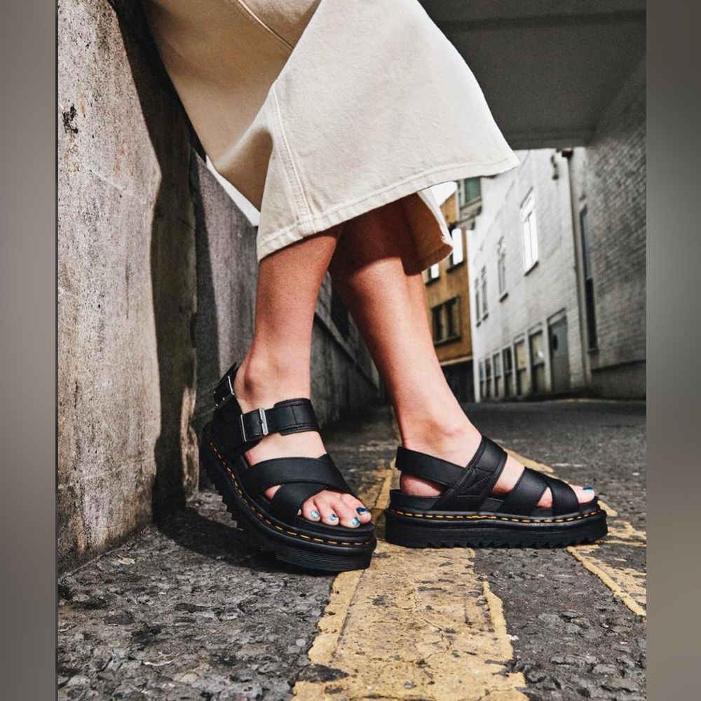 Dr. Martens Women's Voss II in Black